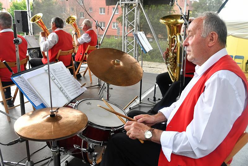 Odpoledne u Hvězdy s dechovou a cimbálovou muzikou, Beroun.