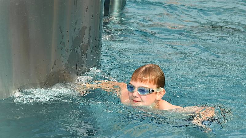 Ze slavnostního otevření berounského venkovního koupaliště na Velkém sídlišti.