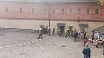 Cvičný požár hradu Karlštejn likvidovalo 14 jednotek.