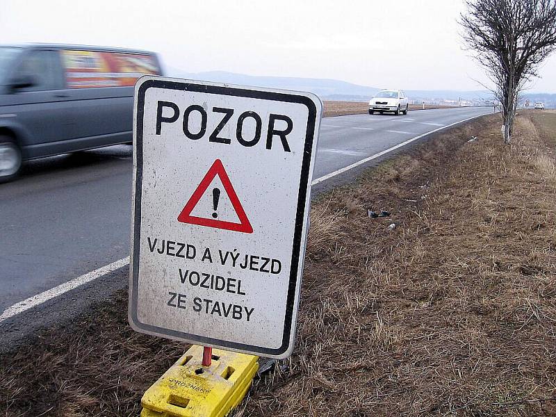 Řidiči pozor! Na Žebráckou silnici vyjíždějí vozidla stavby