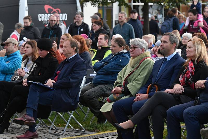 Z koncertu Karlovarského symfonického orchestru na berounském Husově náměstí.