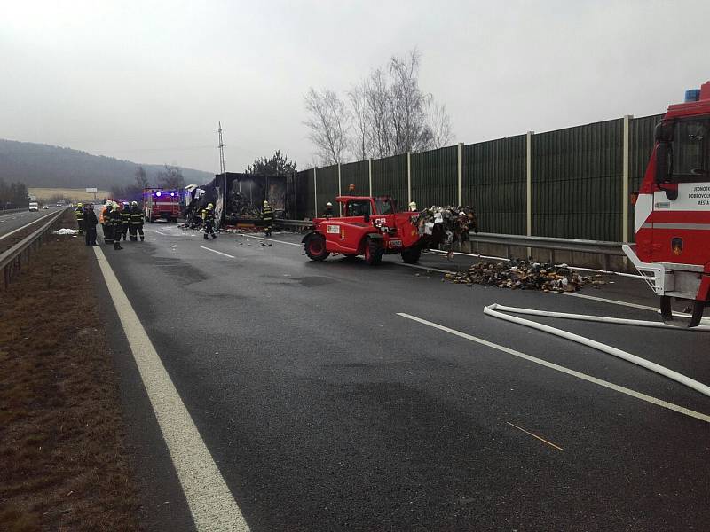 Dopravní komplikace na celé dopoledne přinesl v neděli na pomezí Prahy-západ a Berounska ranní požár kamionu na dálnici D5.