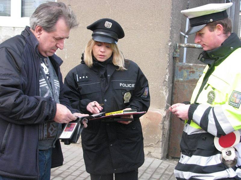 Policisté rozdávali dárky i pokuty