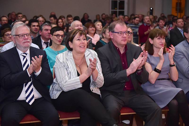 Na pódium berounského kulturního domu vystoupali nejlepší sportovci Berounska. Foto: Pavel Paluska