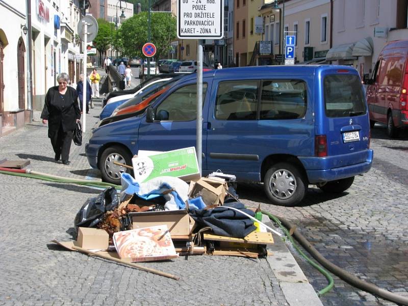 Berounka klesá, začíná se s úklidem.