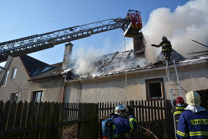 Požár rodinného domu ve Žloukovicích se škodou za jeden a půl milionu.