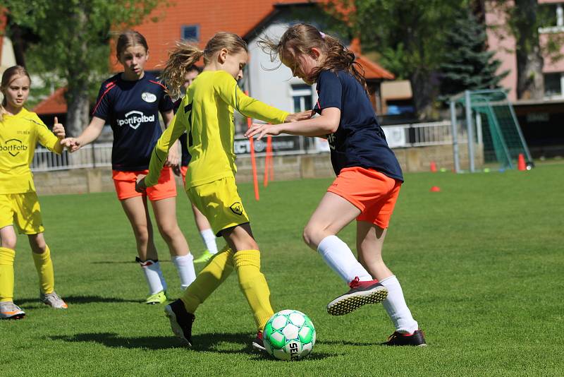 Na trávníku FK Olympie Zdice se za účasti týmů z Příbrami, Kladna, Berouna, Mělníka a Prahy-západ uskutečnil turnaj okresních výběrů dívek v kategorii starších přípravek (U11)