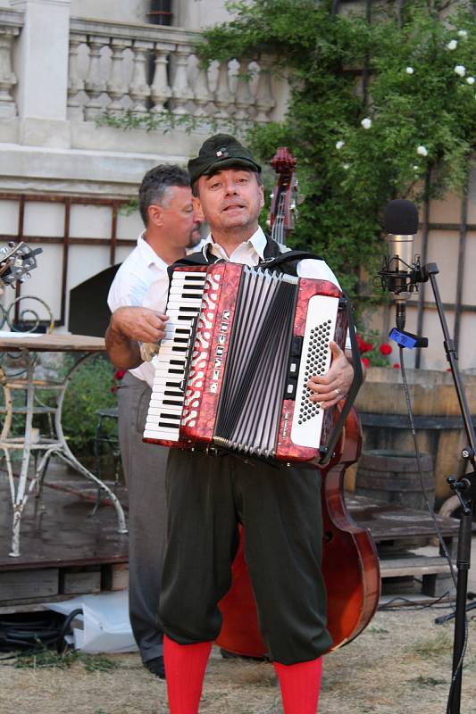 V zahradě zámku v Mníšku pod Brdy se v podání zadnotřebaňských ochotníků uskutečnila další derniéra muzikálu Postřižiny.