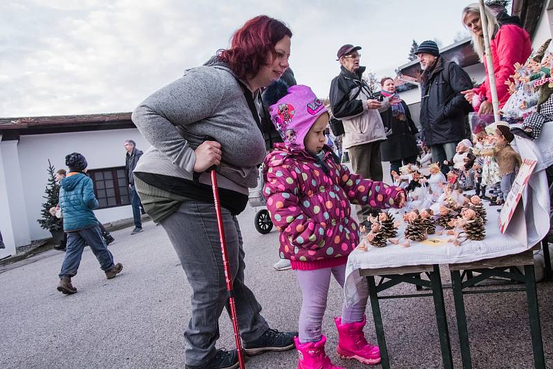 Z adventního sousedského setkání v areálu sklárny Rückl v Nižboru.