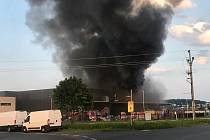 Z požáru lakovny v Hořovicích 23. července 2021.