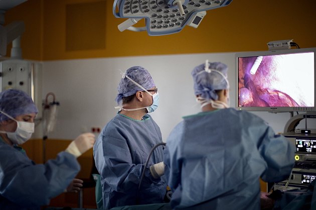 Lékaři v Nemocnici Hořovice provedli unikátní operaci konečníkové píštěle