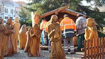Na výstavbu dřevěného betléma na Husově náměstí v Berouně osobně dohlížel jeho tvůrce řezbář Jan Viktora z Hýskova.