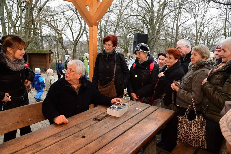 Z oslavy dvacátých narozenin medvědů Kuby a Matěje v areálu medvědária na Městské hoře v Berouně.