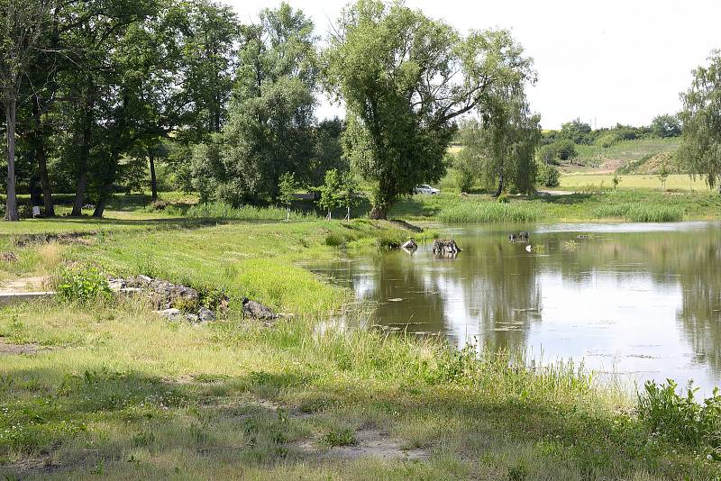 Stezka povede po hrázi rybníka Valcverk