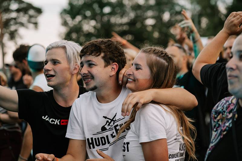 Z benefičního hudebního festivalu HudliceFest 2022.