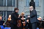 Z koncertu Karlovarského symfonického orchestru na berounském Husově náměstí.