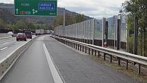 Protihlukovou stěnu na dálnici D5 u obce Loděnice, která již boj s kraválem nezvládala, nahradí nová konstrukce.