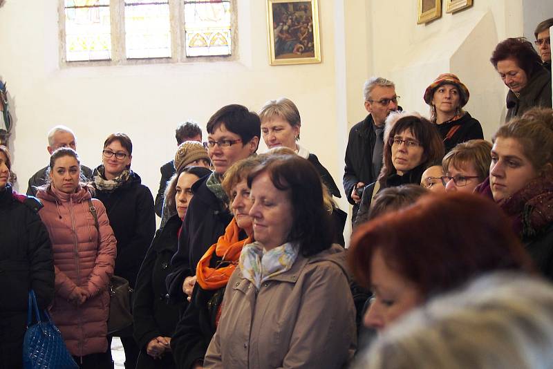 Berounská farní charita vznikla před pětadvaceti lety. Na počest této významné události byla v kostele sv. Jakuba v Berouně otevřena výstava, která mapuje historii a činnost farní charity v oblasti sociálních služeb.