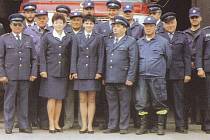 Sbor dobrovolných hasičů v Karlštejně na společné fotografii z roku 1998