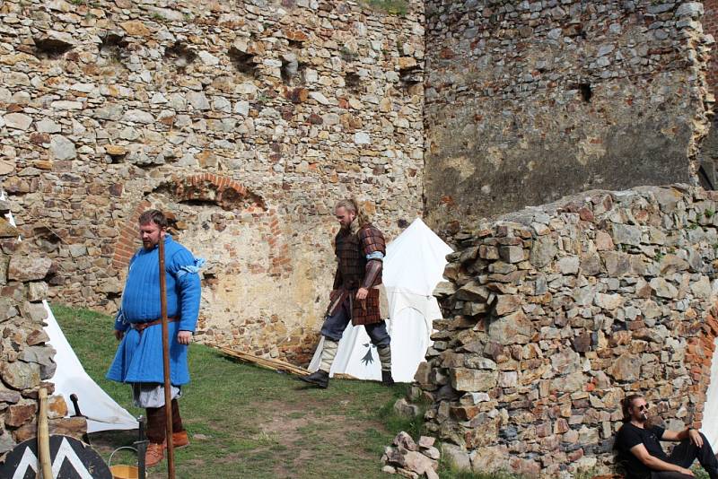 Šermířská utkání z drsného středověku, dobové stánky a další historické zajímavosti si v sobotu užili návštěvníci hradu Točník. 