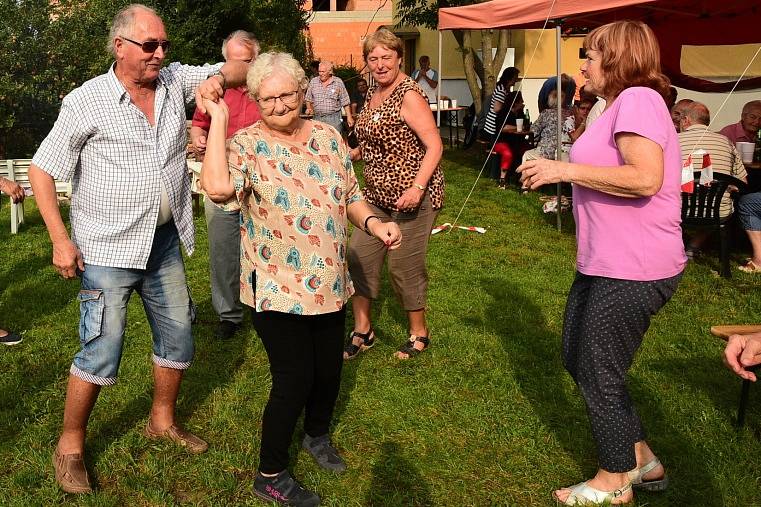 Velice oblíbenou tradicí se nejen pro obyvatele králodvorského domova s pečovatelskou službou, ale i členy králodvorského klubu seniorů stalo pečení buřtů na místní zahradě.