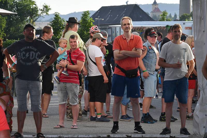 Z hudebního festivalu Rockovej Královák na zámku v Králově Dvoře.