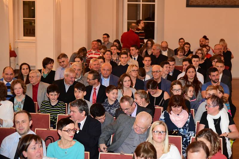 Na pódium berounského kulturního domu vystoupali nejlepší sportovci Berounska. Foto: Pavel Paluska