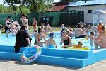 V aquaparku v Hořovicích a na koupališti ve Zdicích hledají v těchto dnech osvěžení každým dnem stovky lidí.
