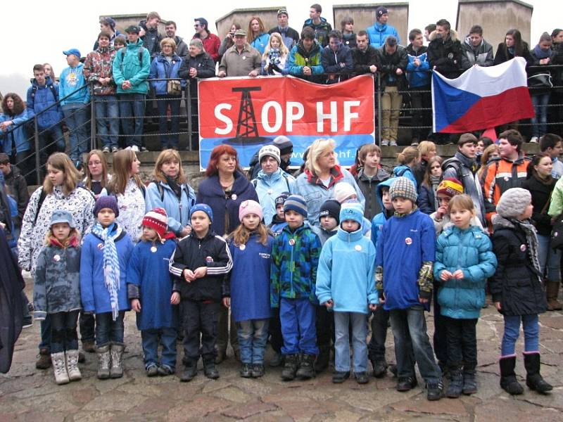 Na hradě Karlštejn školáci protestovali proti těžbě břidlicových plynů frakováním. 