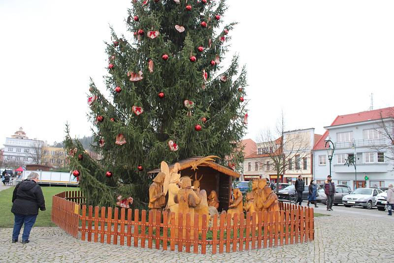 Husovo náměstí už zdobí dřevěný betlém.