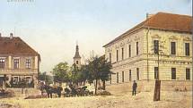 Snímek, který v levé části zachycuje opět školu, ale tentokrát se soustředí na restauraci Na Staré v Loděnici.