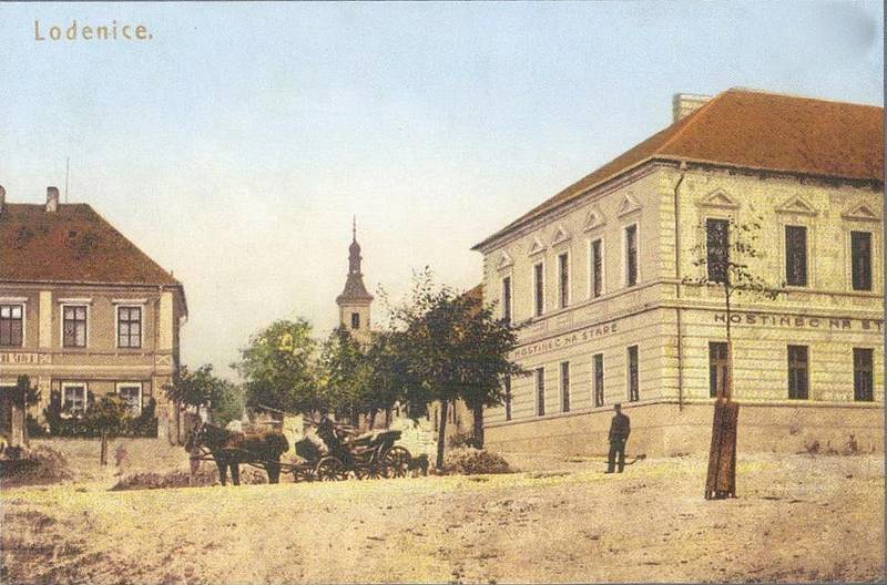 Snímek, který v levé části zachycuje opět školu, ale tentokrát se soustředí na restauraci Na Staré v Loděnici.