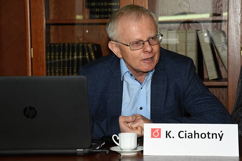 Na snímku vedoucí Ústavu plynných a pevných paliv a ochrany ovzduší VŠCHT Karel Ciahotný.
