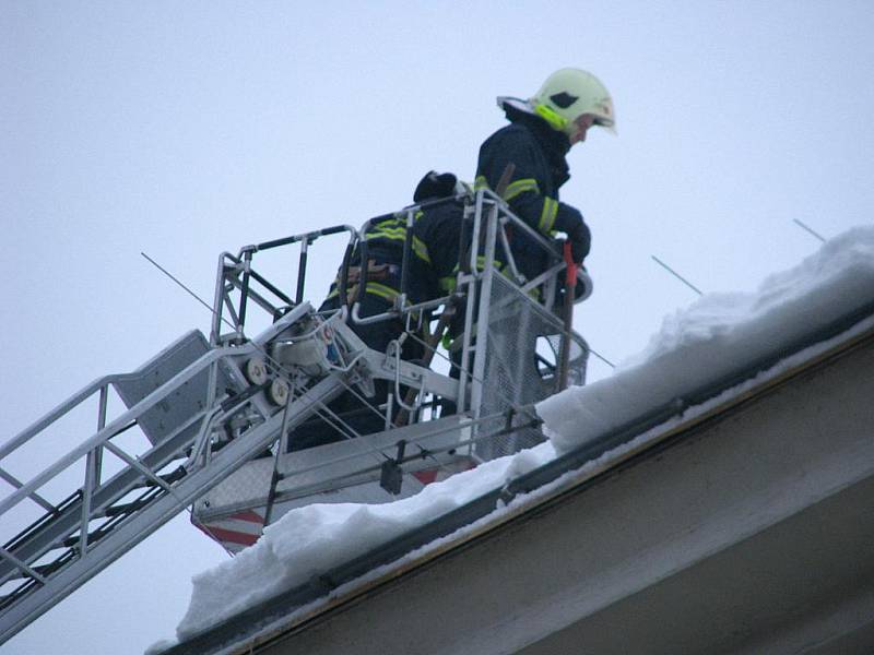 Hasiči odklízeli sníh ze střechy Jungmannovy základní školy v Berouně.