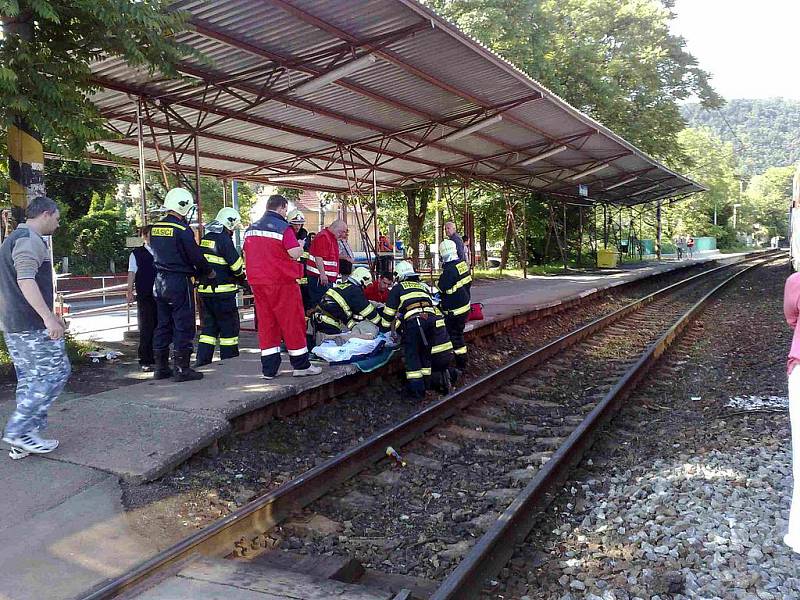 Vlak v Černošicích srazil jedenáctiletého chlapce