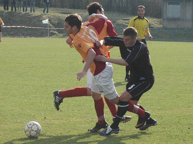 Divizní fotbalisté Hořovicka porazili druhé Strakonice 1:0.