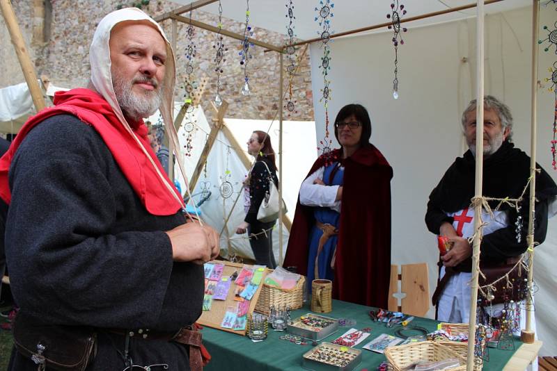 Šermířská utkání z drsného středověku, dobové stánky a další historické zajímavosti si v sobotu užili návštěvníci hradu Točník. 