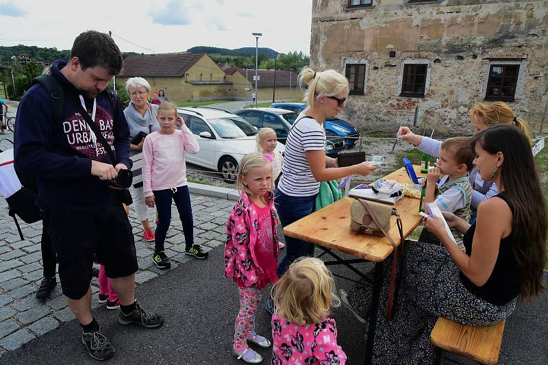 V areálu zámku v Králově Dvoře bylo v neděli veselo s moderátorem Oldou Burdou. Letos dětem přivezl kouzelníka Harryho Pottera.