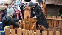 Poslední adventní víkend využili k nákupům a vychutnávání předvánoční atmosféry v Berouně stovky lidí.