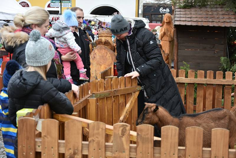 Poslední adventní víkend využili k nákupům a vychutnávání předvánoční atmosféry v Berouně stovky lidí.