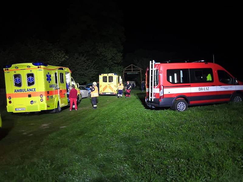 Několik sanitek zasahovalo v úterý večer na letním táboře u Mrtníku na Berounsku. U dětí se projevily zdravotní potíže.