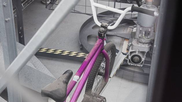 Zaprášené jízdní kolo v cyklověži v Berouně.