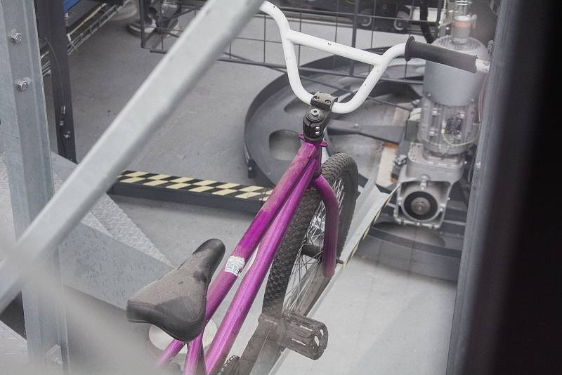 Zaprášené jízdní kolo v cyklověži v Berouně.