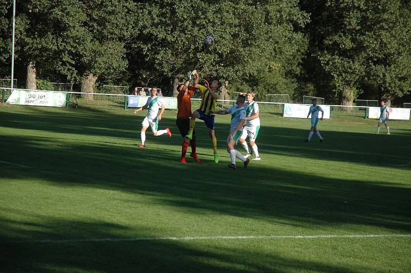 Z fotbalové I.B třídy, sk. E: AFK Loděnice - TJ Sokol Daleké Dušníky 5:1 (4:0).