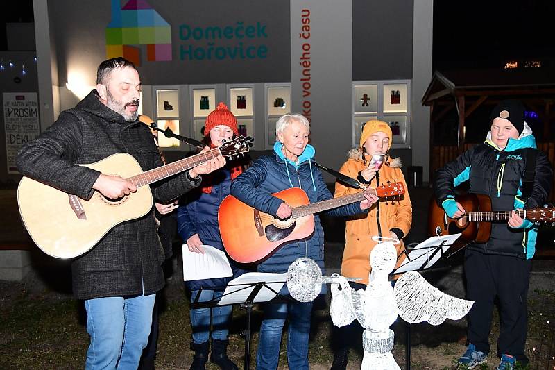 Česko zpívá koledy. Před střediskem volného času Domeček v Hořovicích.