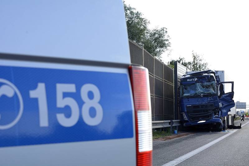 Na dálnici D5 ve směru na Prahu se střetly dva kamiony.