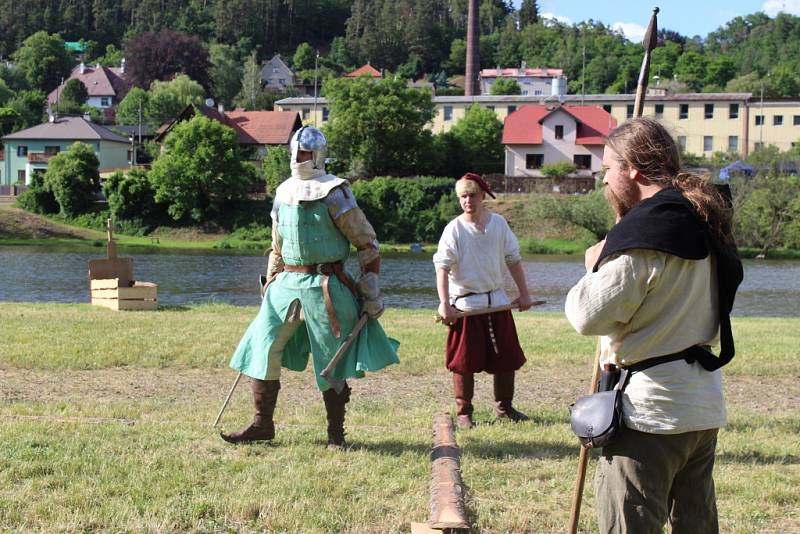 Letošní ročník Velké bitvy v Nižboru, který se konal v sobotu na prostranství Panské louky u řeky Berounky, přinesl přenesl návštěvníky nejen do středověku, ale i do období druhé světové války.