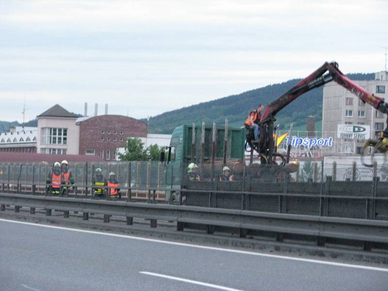 Dálnici D5 v Berouně zablokoval kamion. 