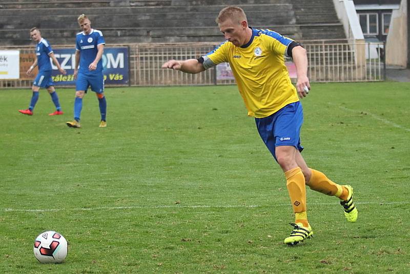 Fotbalisté Hořovicka (v modrém) svůj jarní triumf nezopakovali.