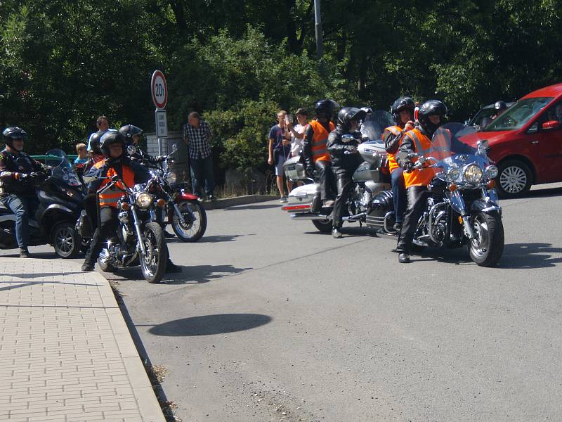 Na spanilou jízdu napříč regionem vyrazily od hořovického společenského domu desítky motorkářů.